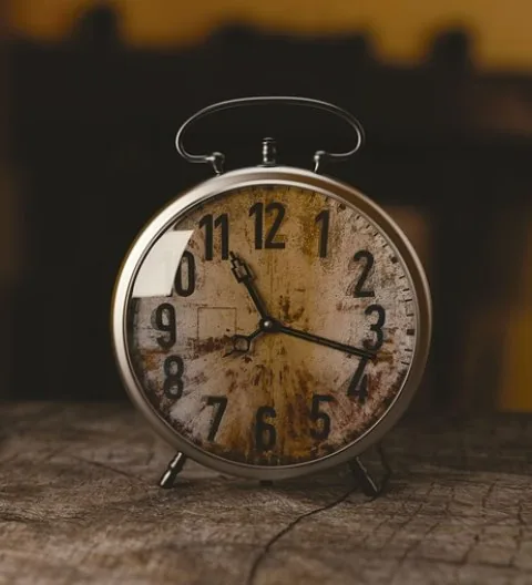 un vecchio orologio