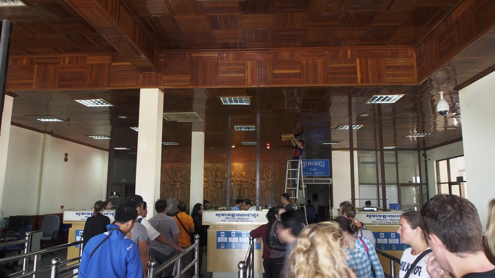 Il controllo passaporti a Bavet File di viaggiatori ai banchi del controllo passaporti dell'immigrazione cambogiana a Bavet, al confine terrestre con il Vietnam