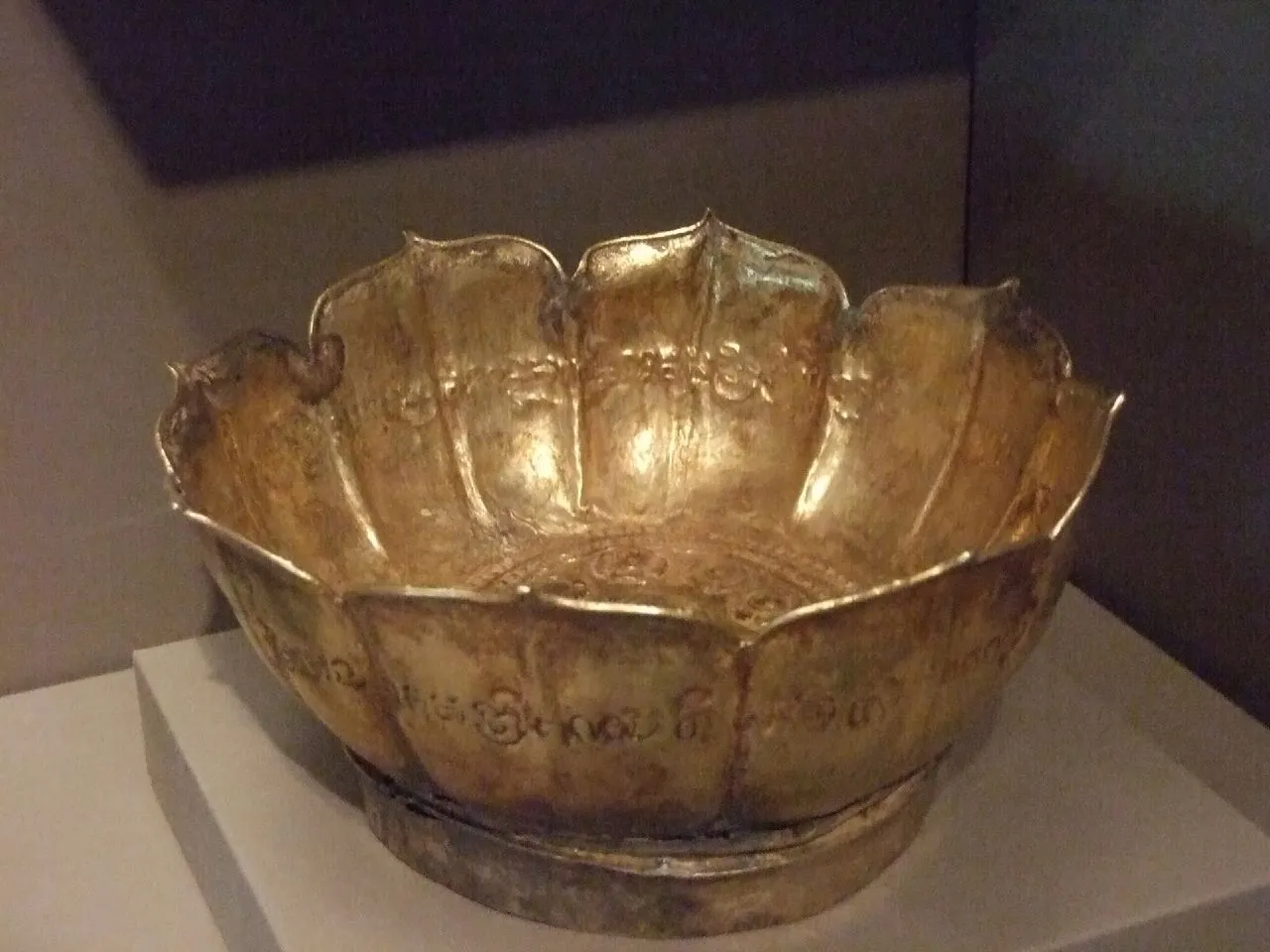 La coppa khmer del 1222 Coppa khmer del XIII secolo in lega d'oro e argento a forma di fiore di loto, esposta all'Asian Art Museum di San Francisco