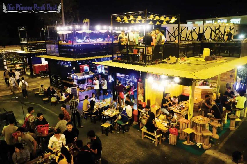 container bar plaza, molto frequentato di sera dai giovani di Siem Reap container bar plaza, molto frequentato di sera dai giovani di Siem Reap