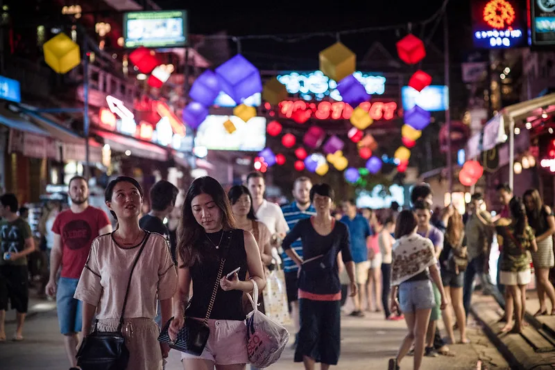 turisti passeggiano di sera lungo la famosa Pub Street, la via del divertimento di Siem Reap turisti passeggiano di sera lungo la famosa Pub Street, la via del divertimento di Siem Reap