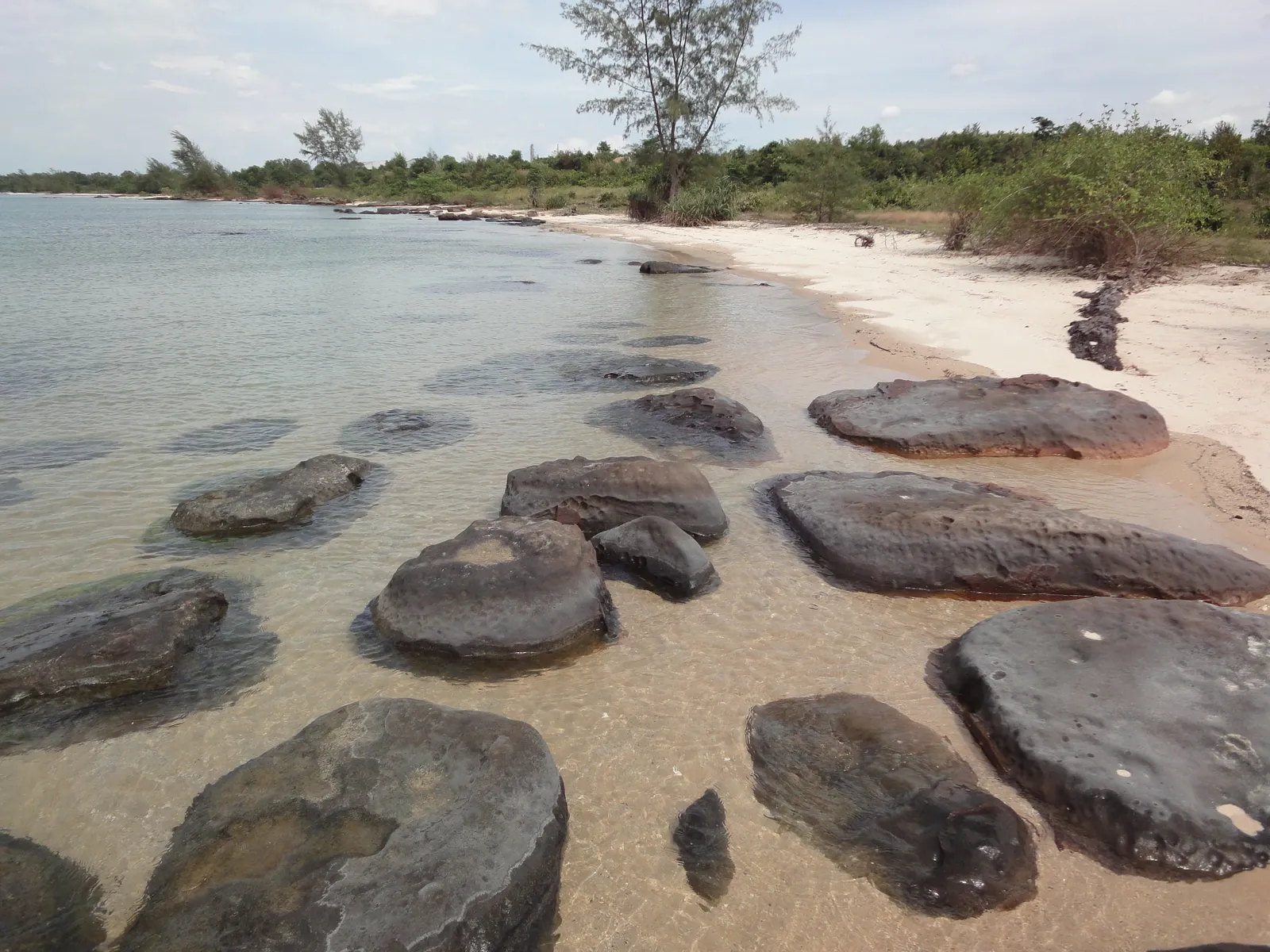 La costa rocciosa di Koh Kong Costa rocciosa e mare della provincia di Koh Kong nel sud-ovest della Cambogia, tra giungla e Golfo della Thailandia