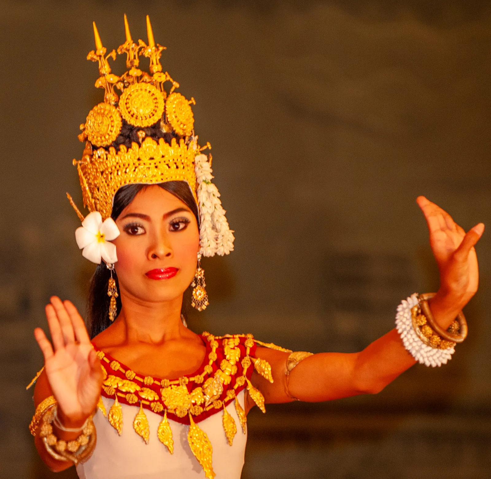 I gesti delle mani nella danza apsara Danza apsara in Cambogia: primo piano di una danzatrice khmer con i gesti codificati delle mani