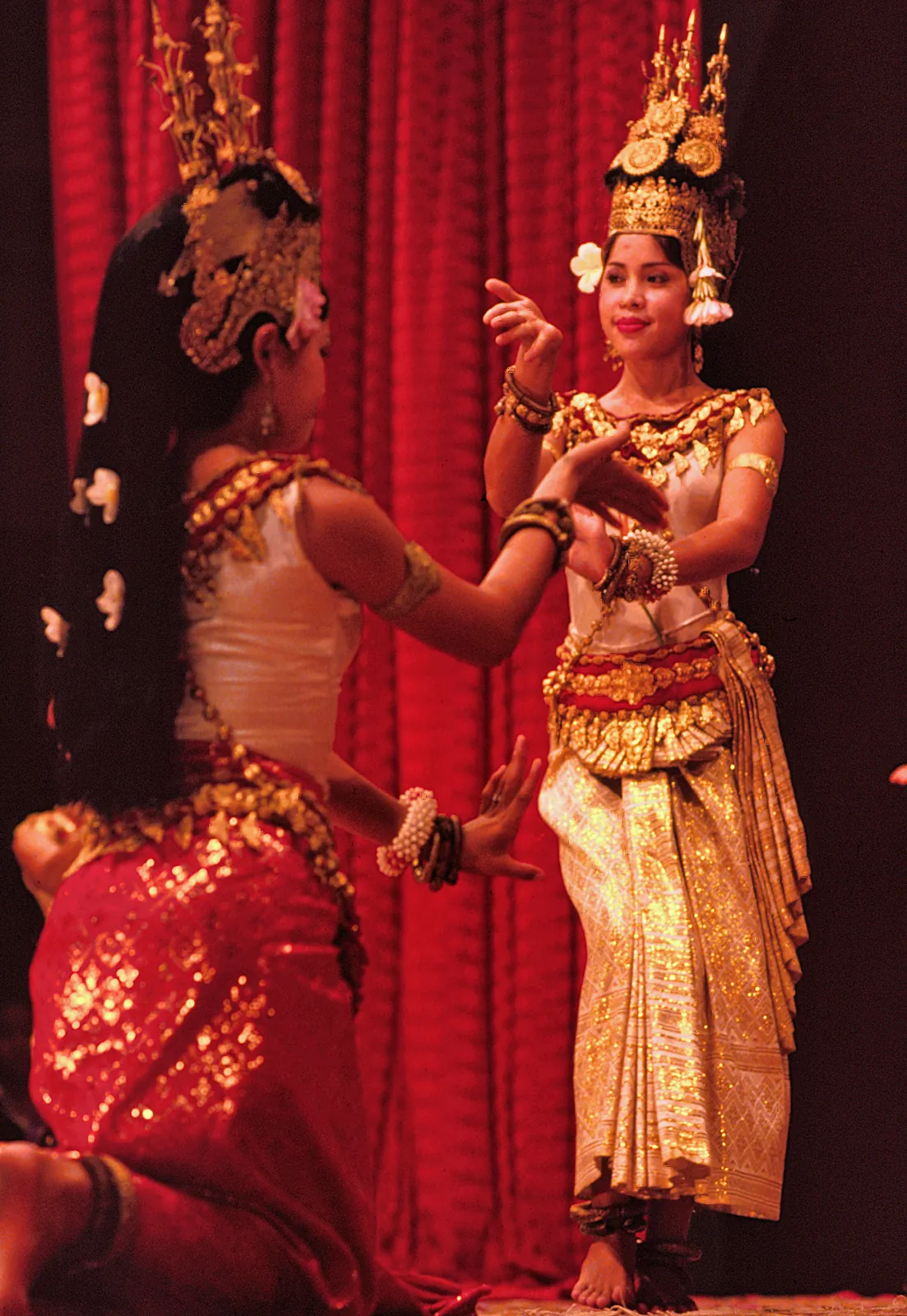 Una scena di danza apsara dal vivo Danzatrici apsara khmer sul palco durante uno spettacolo serale in Cambogia