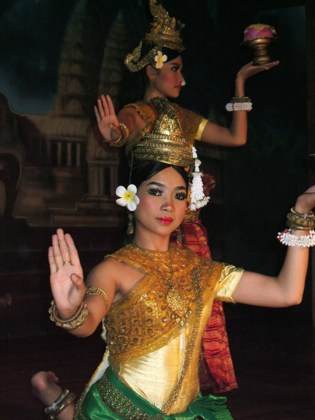 Danzatrici apsara in costume dorato e gioielli tradizionali khmer durante uno spettacolo a Siem Reap, Cambogia