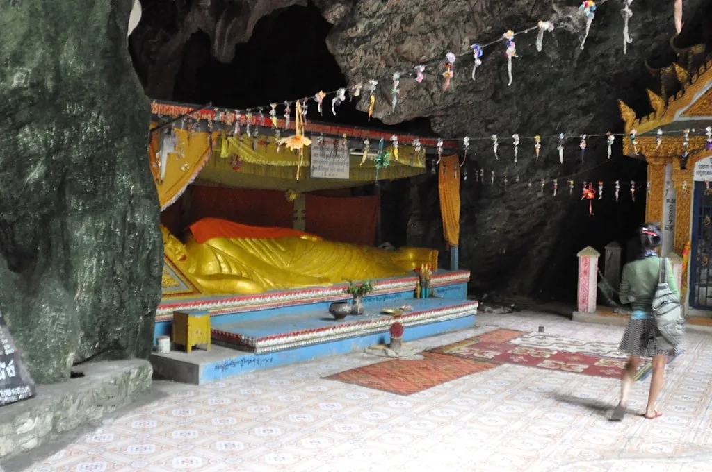il Buddha sdraiato all’interno della cosiddetta Grotta della Morte, vicino Battambang