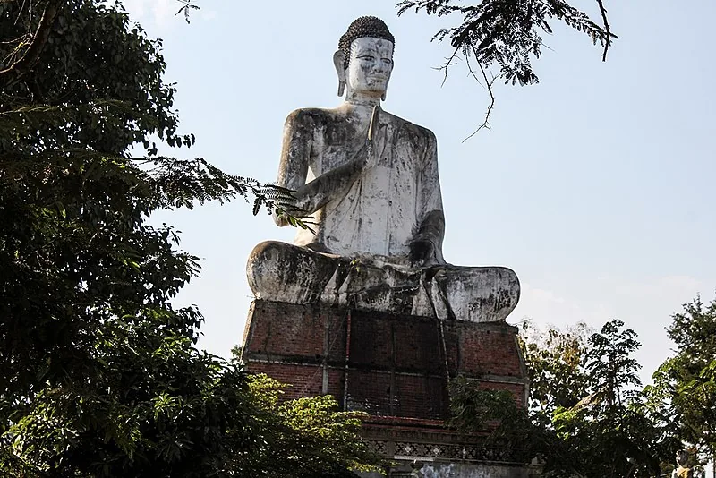 imponente statua di Buddha presso il tempio Wat Ek Phnom