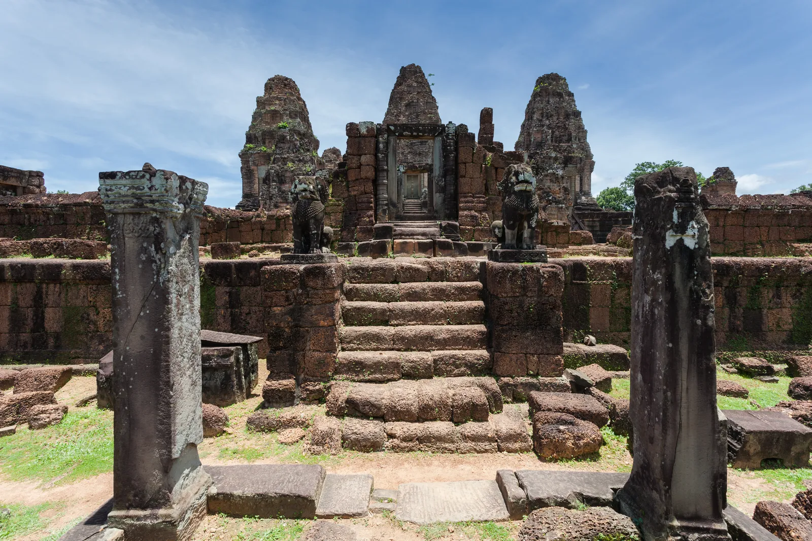 East Mebon, la scalinata del tempio-montagna La scalinata e le torri di pietra del tempio di East Mebon ad Angkor, in Cambogia