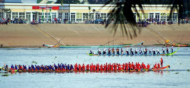 una lunghissima barca di legno durante la regata del Festival dell'Acqua Bon Om Touk una lunghissima barca di legno durante la regata del Festival dell'Acqua Bon Om Touk