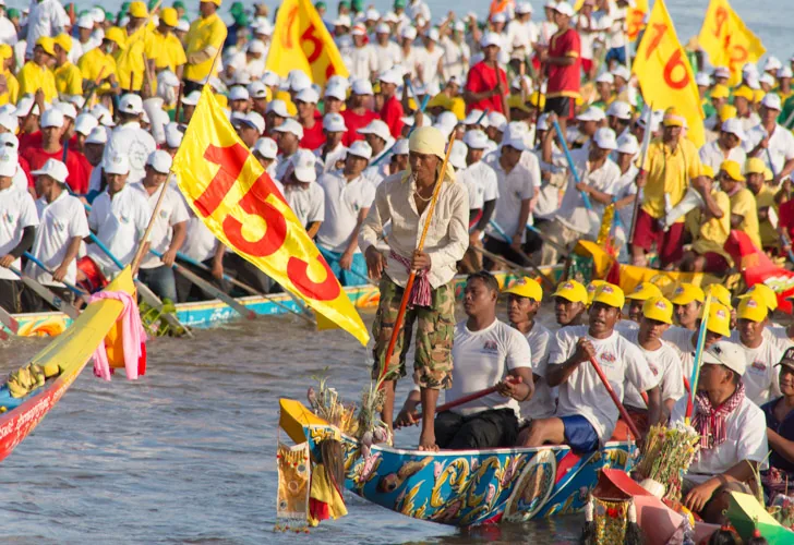 coloratissima regata sul Mekong in occasione del Festival dell'Acqua - Bon Om Touk a Phnom Penh coloratissima regata sul Mekong in occasione del Festival dell'Acqua - Bon Om Touk a Phnom Penh