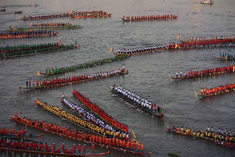 il fiume Mekong dall'alto con decine di lunghissime barche in legno impegnate nella regata durante il Festival dell'Acqua Bon Om Touk il fiume Mekong dall'alto con decine di lunghissime barche in legno impegnate nella regata durante il Festival dell'Acqua Bon Om Touk