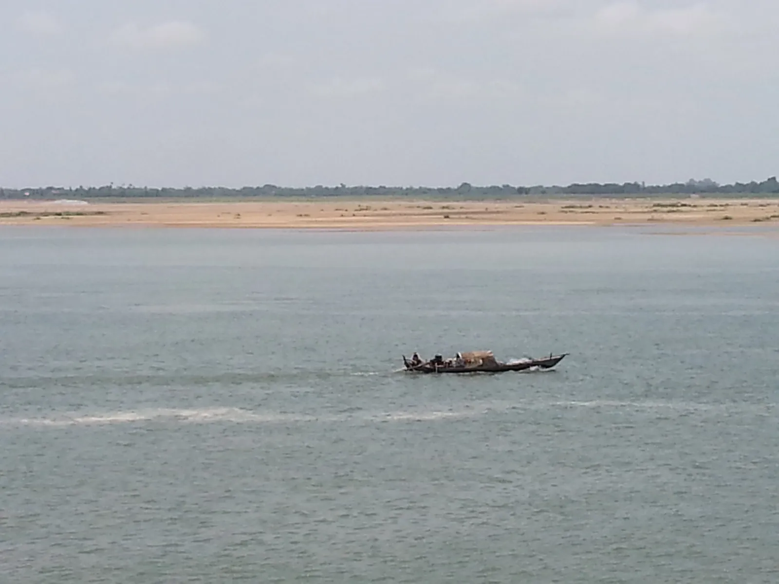 Il Mekong nella provincia di Kandal Una barca lunga sul fiume Mekong nella provincia di Kandal, in Cambogia, non lontano dal nuovo valico di confine di Chrey Thom