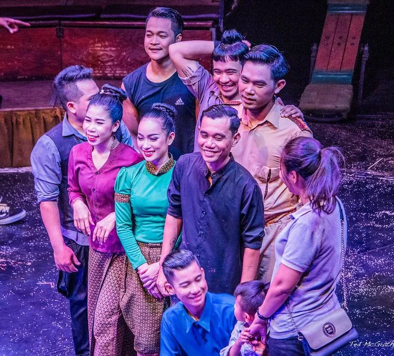 Gruppo di artisti del Phare Circus che ricevono l’applauso del pubblico