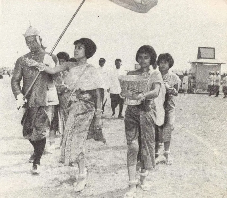 Foto storica del 1963 della cerimonia reale dell'aratura a Battambang, con dame di corte in costumi tradizionali khmer