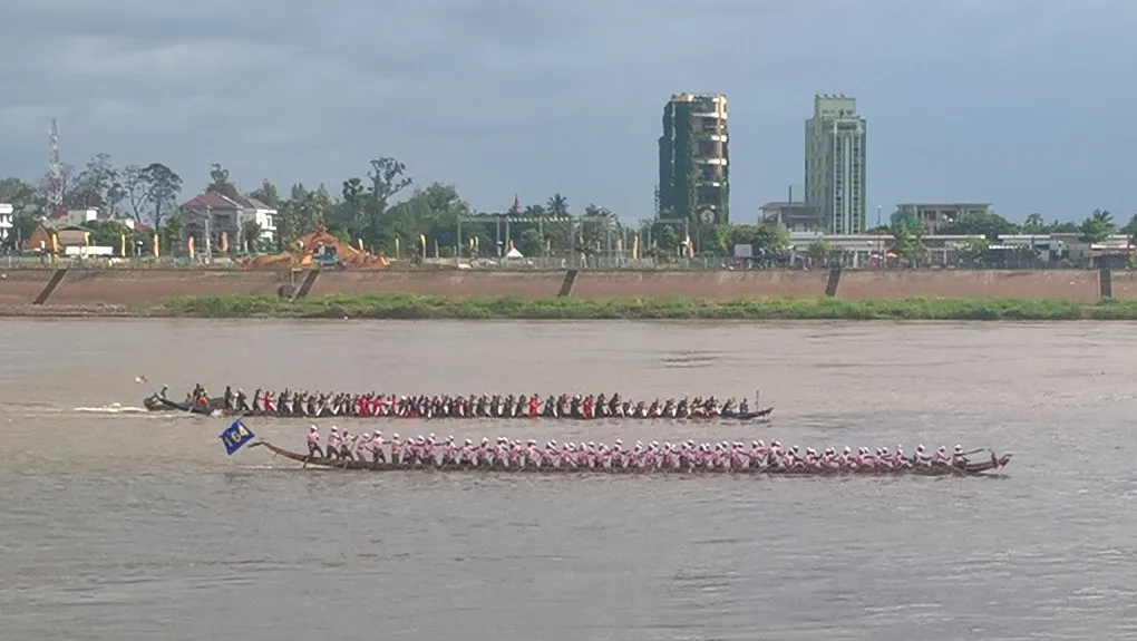 Barche da regata in azione durante il Bon Om Touk Due lunghe barche da regata con decine di vogatori che remano sul fiume Mekong durante il Bon Om Touk, il Festival dell'Acqua in Cambogia