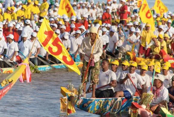 Gara di piroghe con prua a forma di drago durante il Bon Om Touk, il festival delle acque sul Mekong in Cambogia
