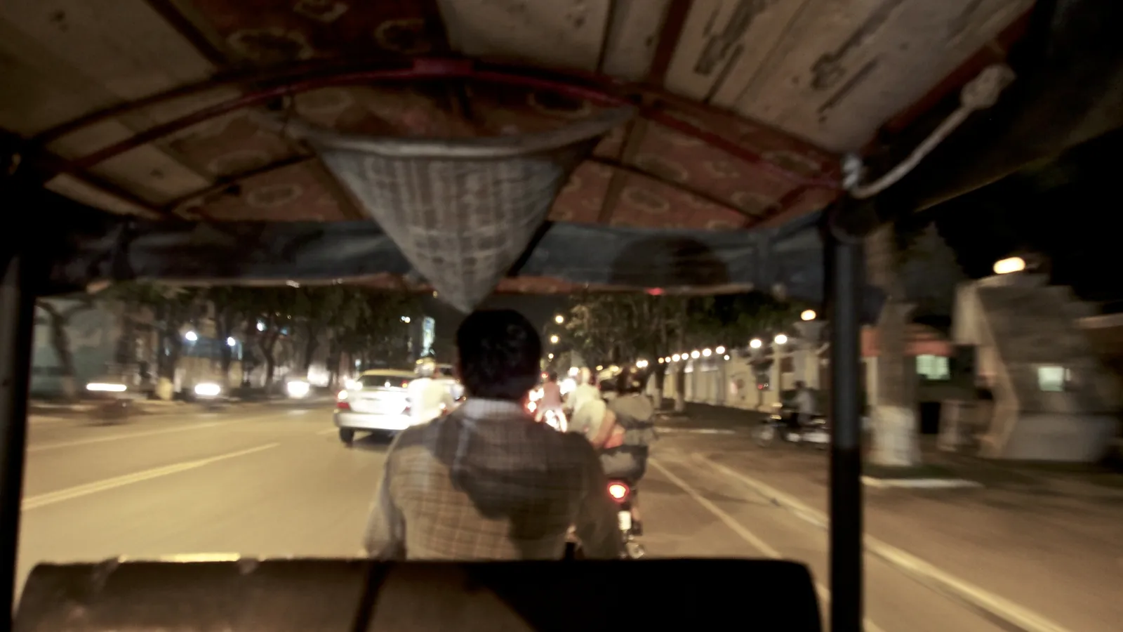 Un giro notturno in tuk-tuk a Phnom Penh Un giro notturno in tuk-tuk tra le luci del centro di Phnom Penh, in Cambogia