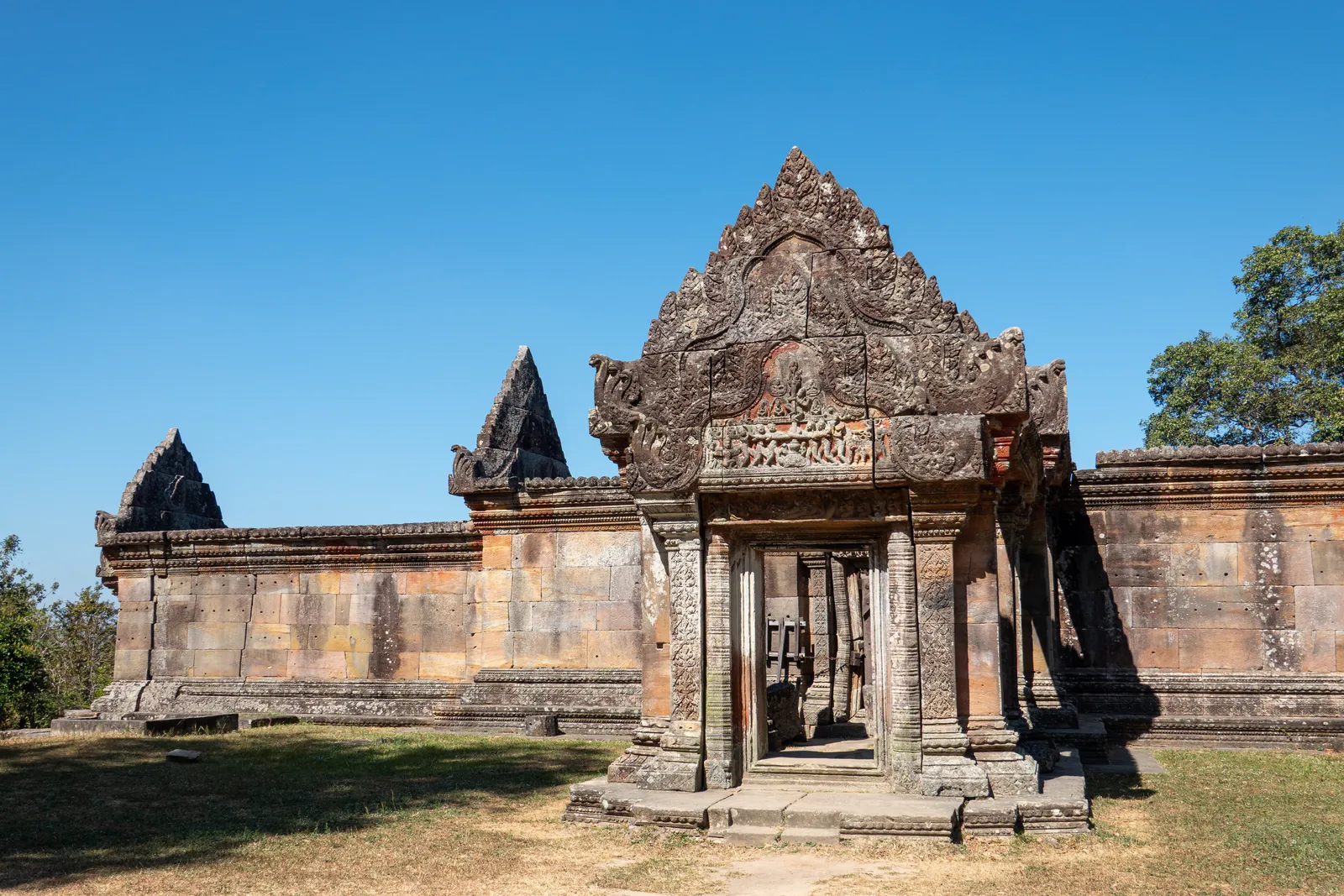 Il gopura intagliato di Preah Vihear Il gopura intagliato del tempio di Preah Vihear in Cambogia, con frontone decorato e colonne in arenaria