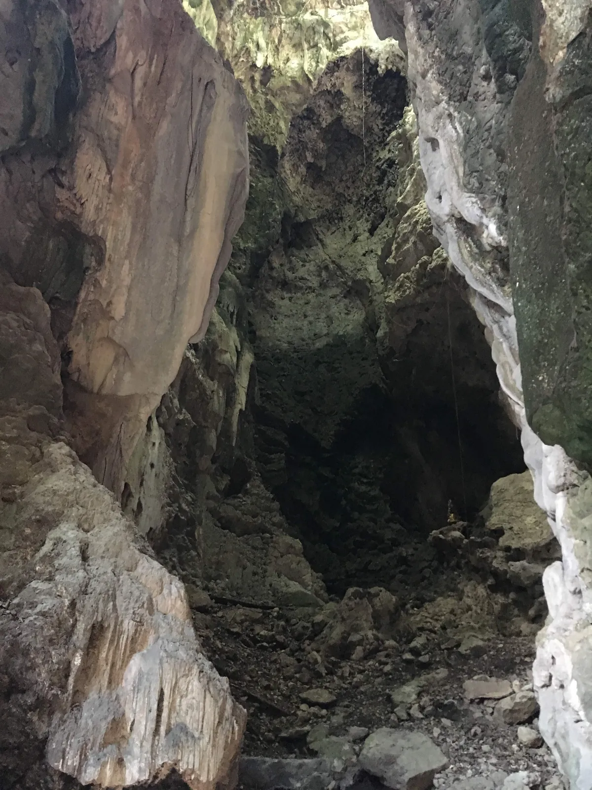 Grotta naturale nella roccia di calcare di Phnom Sampov, Battambang, Cambogia