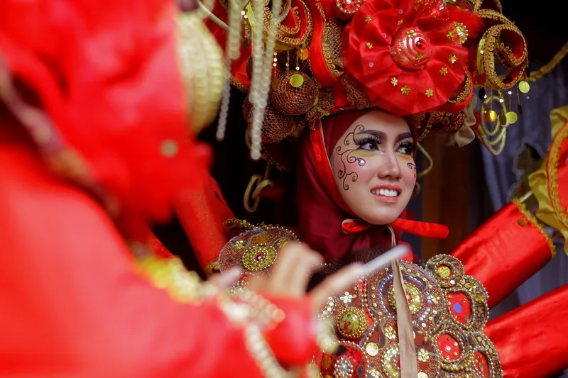 danzatrice vestita di rosso durante il capodanno cinese