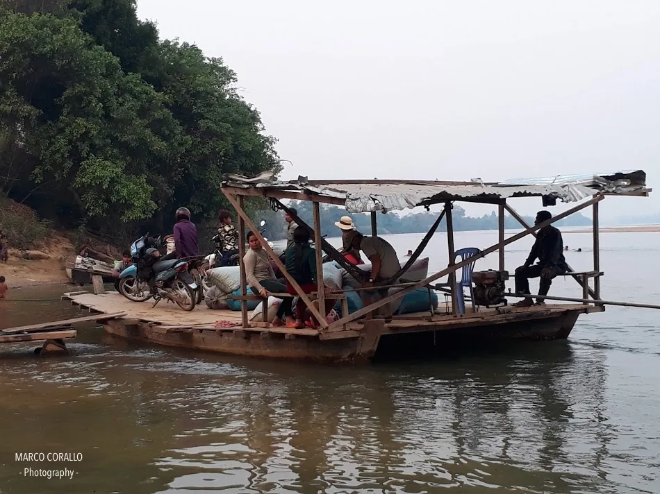 Chiatta in legno per il trasporto pubblico sul fiume Tonle San a Koh Pek