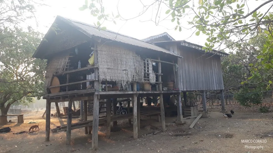 Casa palafitta di legno a Koh Pek