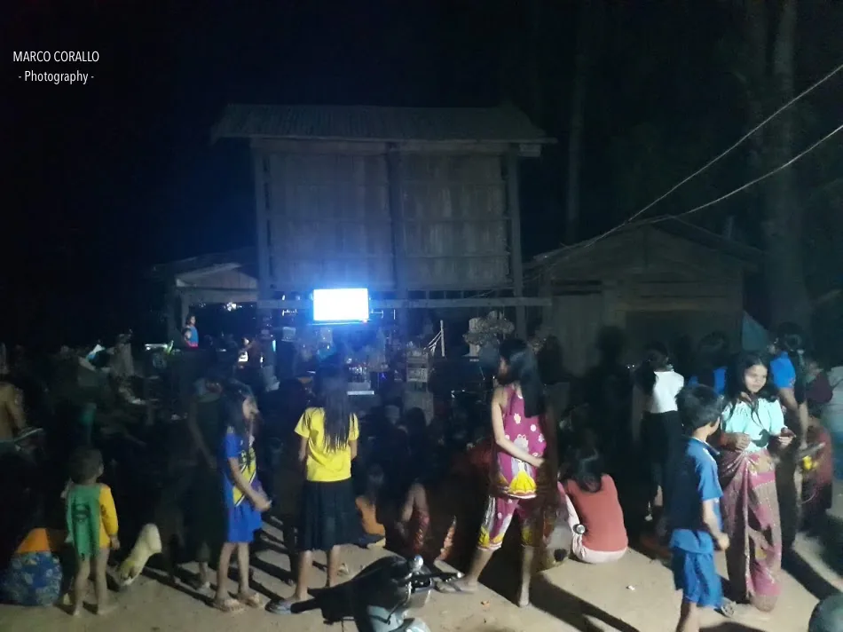 L'unica televisione del villaggio, agganciata alla parete esterna di una palafitta, richiama tutti gli abitanti di Koh Pek