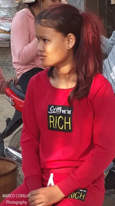 La scritta sulla maglietta di una ragazzina di Koh Pek recita: Sorry, we are rich