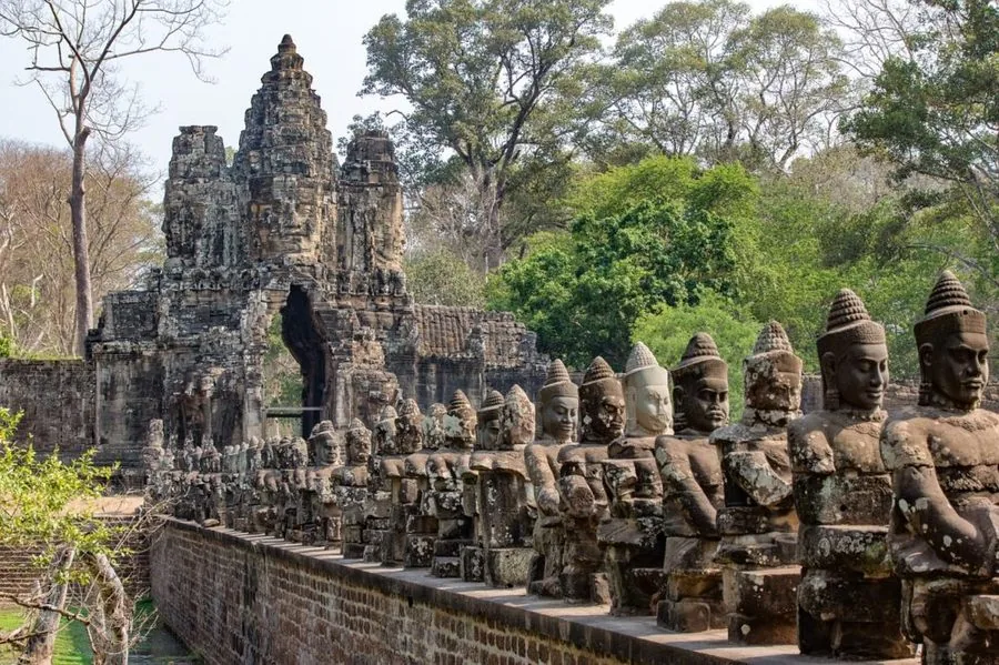 ingresso monumentale ad Angkor Thom, caratterizzato da una fila di statue