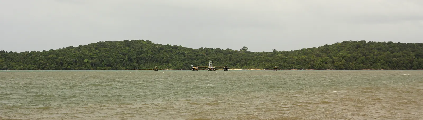 La giungla di Koh Ta Kiev che scende verso il mare La costa coperta di giungla dell'isola di Koh Ta Kiev vista dal mare, Cambogia