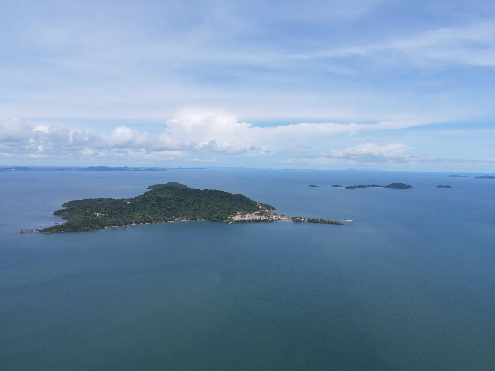 Vista aerea dell'isola di Koh Tonsay (Rabbit Island) circondata dal mare del Golfo della Thailandia, al largo di Kep in Cambogia
