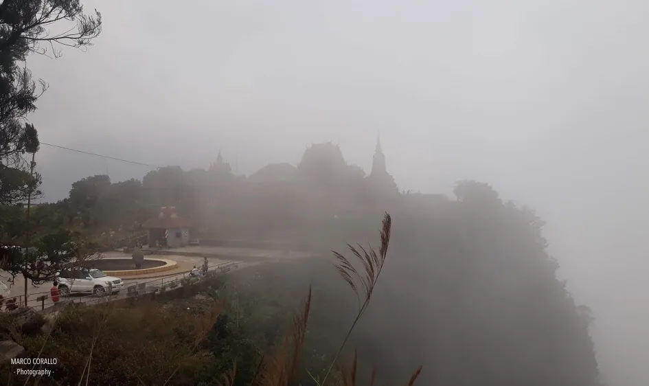 Suggestiva vista di Bokor Hill immersa nella nebbia