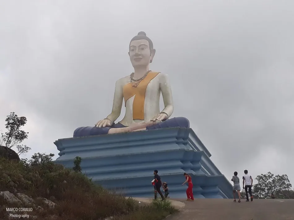 L'enorme statua colorata dell'eroina locale Lok Yeay Mao