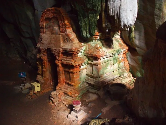 Il tempio rupestre nelle grotte di Phnom Chhnork, in mattoni rossi