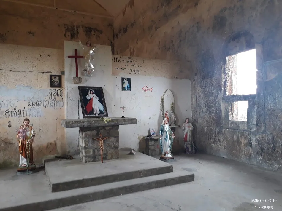 L'altare all'interno della chiesa abbandonata a Bokor