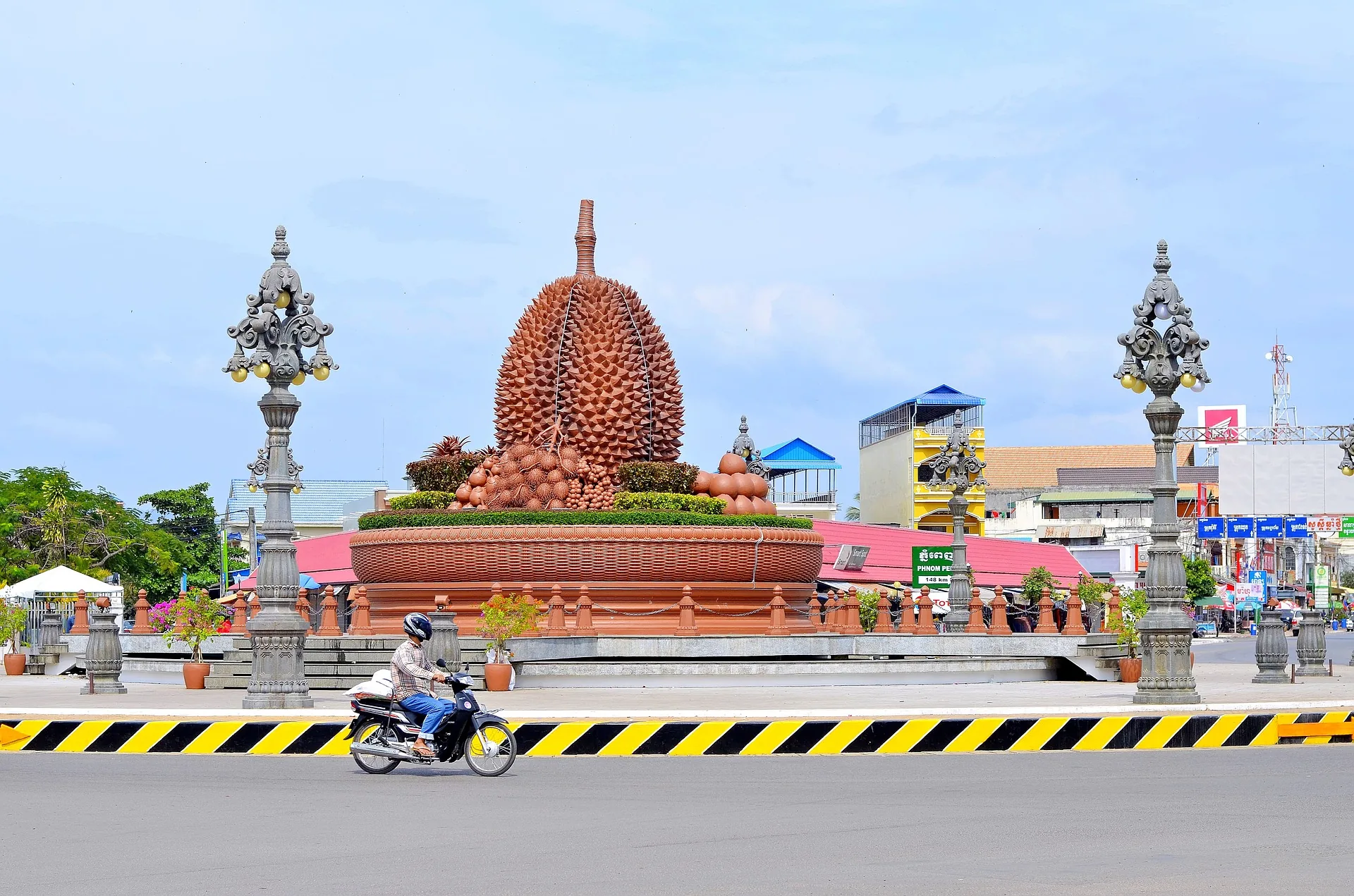 Il bizzarro monumento al Durian di Kampot, al centro di una rotatoria stradale