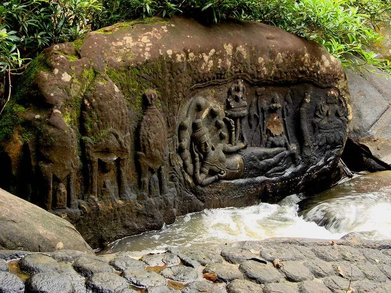 Bassorilievi sul fiume Kbal Spean
