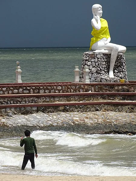 statua sulla spiaggia di Kep