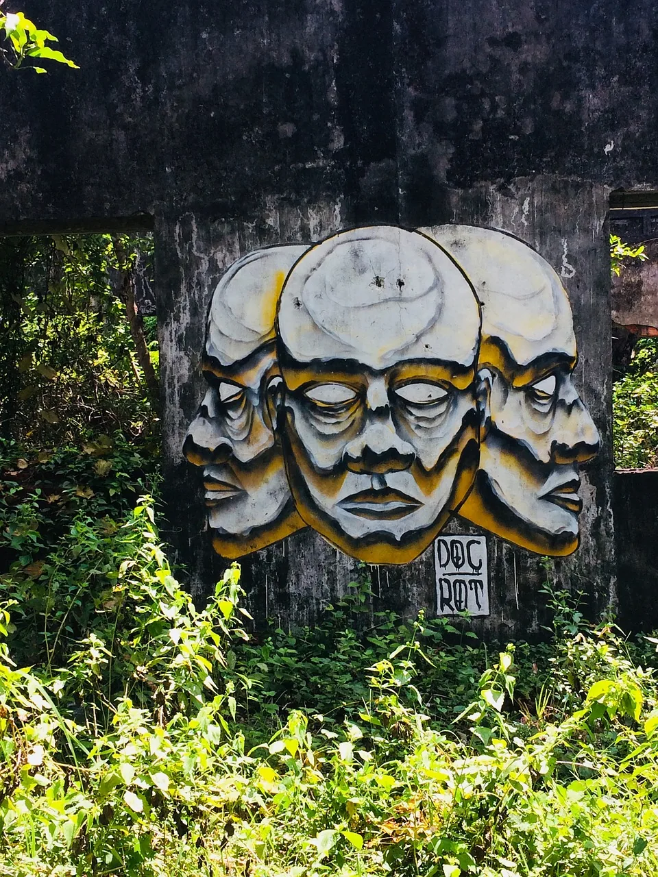 un sinistro murales nel centro di Kep