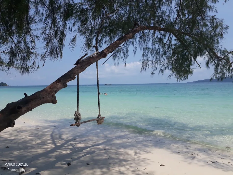 White Beach di Koh Rong con un’altalena agganciata a un albero a pochi passi dal mare White Beach di Koh Rong con un’altalena agganciata a un albero a pochi passi dal mare