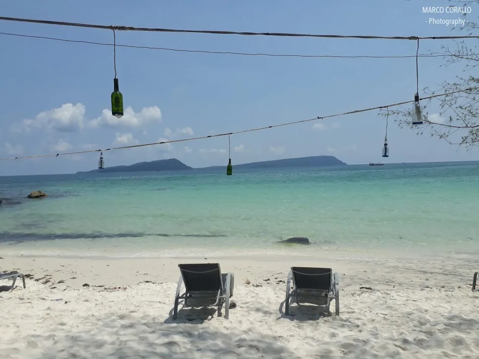 Due sedie a sdraio sulla spiaggia a due metri dal mare a Koh Rong Due sedie a sdraio sulla spiaggia a due metri dal mare a Koh Rong