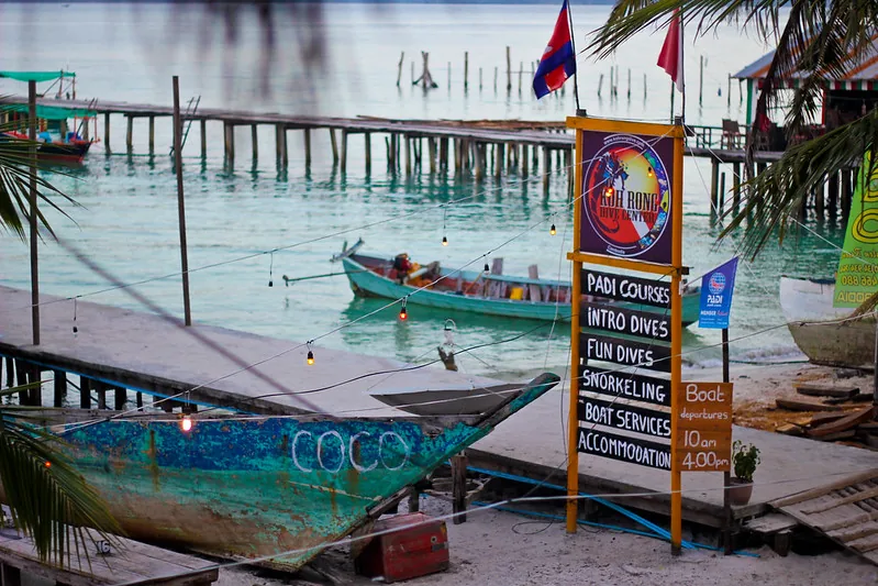 L’insegna di un diving centre sulla spiaggia di Koh Toch a Koh Rong L’insegna di un diving centre sulla spiaggia di Koh Toch a Koh Rong