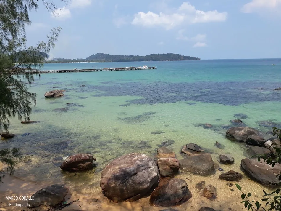 Spiaggia di Koh Rong con mare blu Spiaggia di Koh Rong con mare blu