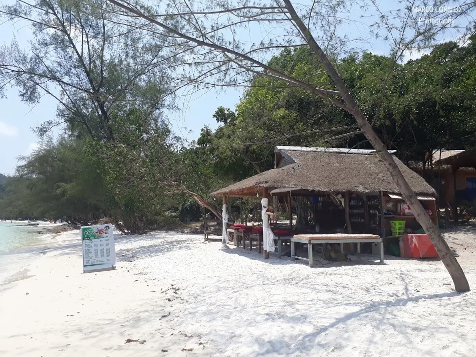 Sabbia bianchissima e un bungalow dedicato ai massaggi sulla spiaggia di Koh Rong Sabbia bianchissima e un bungalow dedicato ai massaggi sulla spiaggia di Koh Rong