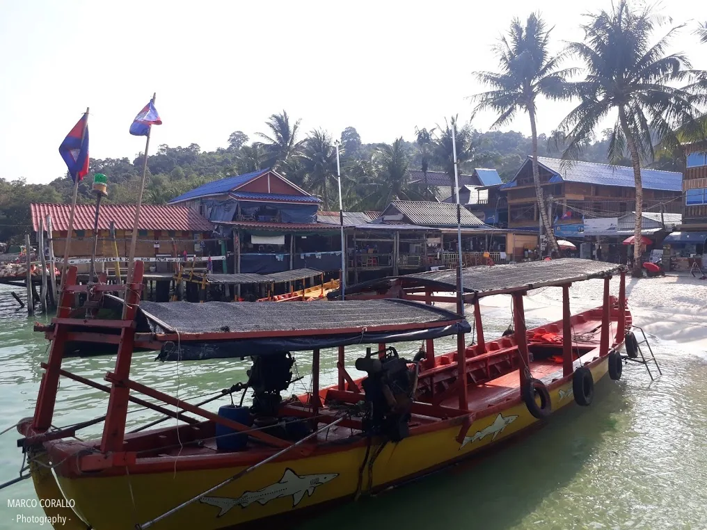 Vascello ancorato nel porticciolo di Pagoda Beach a Koh Rong Vascello ancorato nel porticciolo di Pagoda Beach a Koh Rong