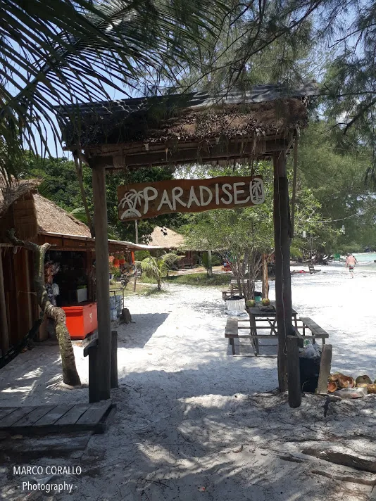 Paradise Beach Bar and Restaurant sulla spiaggia di White Beach a Koh Rong Paradise Beach Bar and Restaurant sulla spiaggia di White Beach a Koh Rong