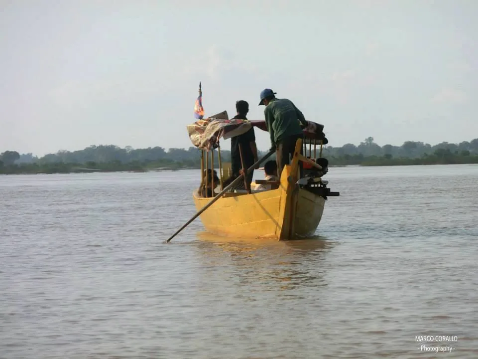 barca sul Mekong per avvistare i delfini dell'Irrawaddy a Kratie barca sul Mekong per avvistare i delfini dell'Irrawaddy a Kratie