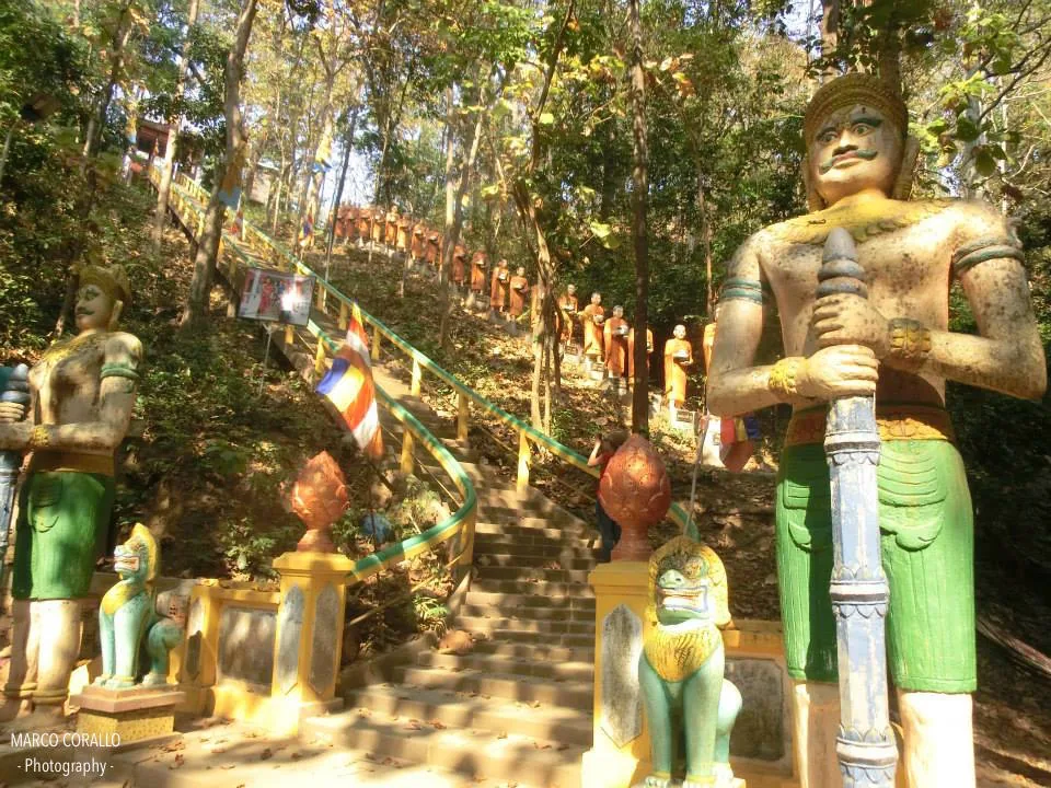 la salita verso il tempio Phnom Sambok, costellata di statue di demoni e guerrieri la salita verso il tempio Phnom Sambok, costellata di statue di demoni e guerrieri