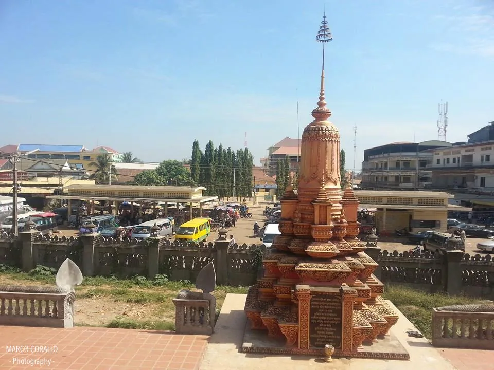 tempio a pagoda vicino alla stazione degli autobus di Kratie tempio a pagoda vicino alla stazione degli autobus di Kratie