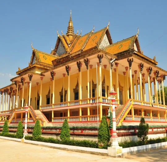 Kratie, Wat Sorsor Muoy Roi, la Pagoda delle 100 Colonne Kratie, Wat Sorsor Muoy Roi, la Pagoda delle 100 Colonne